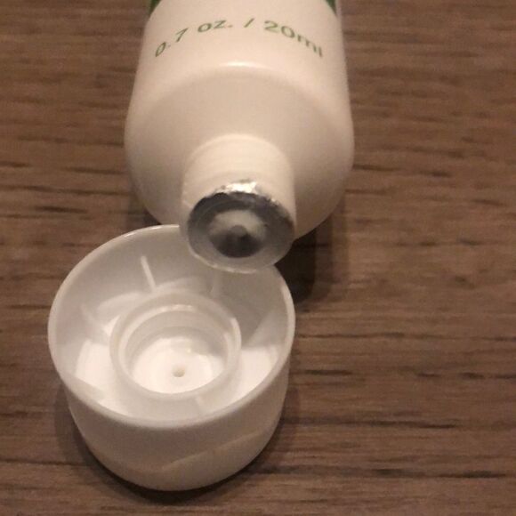 PISTACHÉ SKINCARE FACE 
Hydrating Face Moisturizer with Vitamin E Ipsy bag new - Picture 4 of 7